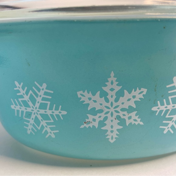 Vintage Pyrex Turquoise Snowflake 1 1/2 Quart Casserole Dish with Original Lid - Picture 10 of 11